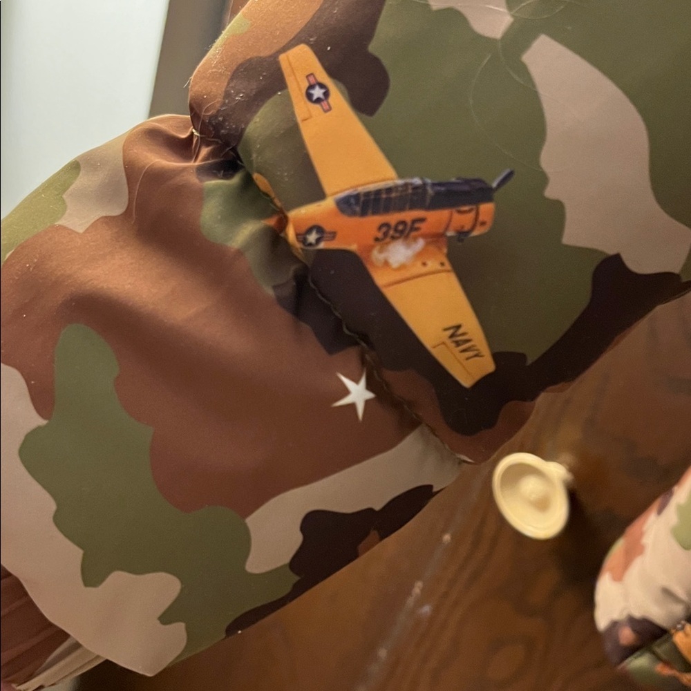 Reason men’s quilted, hooded USA winter jacket with flags and airplanes. Size M View 6